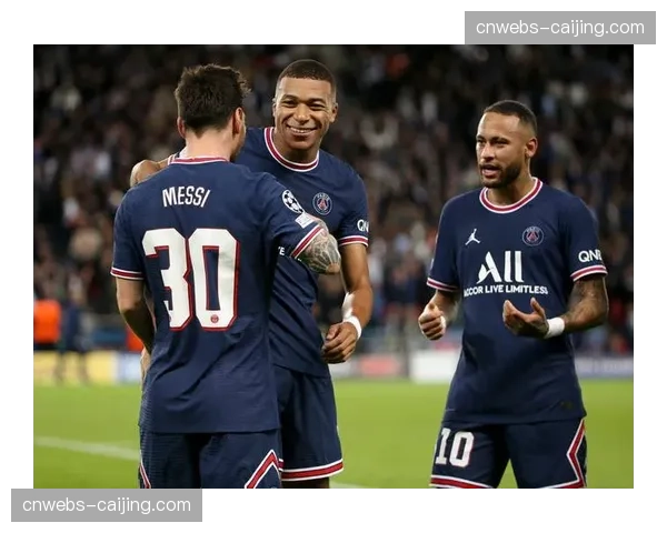 特写：前巴黎球星维拉蒂现身王子公园球场观看老东家比赛