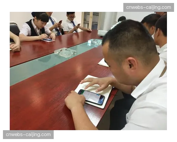 消息：英超裁判委员会内部简报，重申对禁区内拉拽动作的判罚一致性