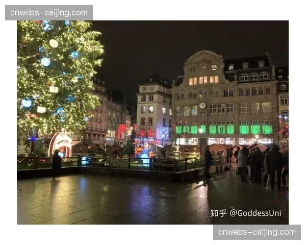 特写：斯特拉斯堡球迷在第12分钟集体亮灯，纪念俱乐部成立120周年